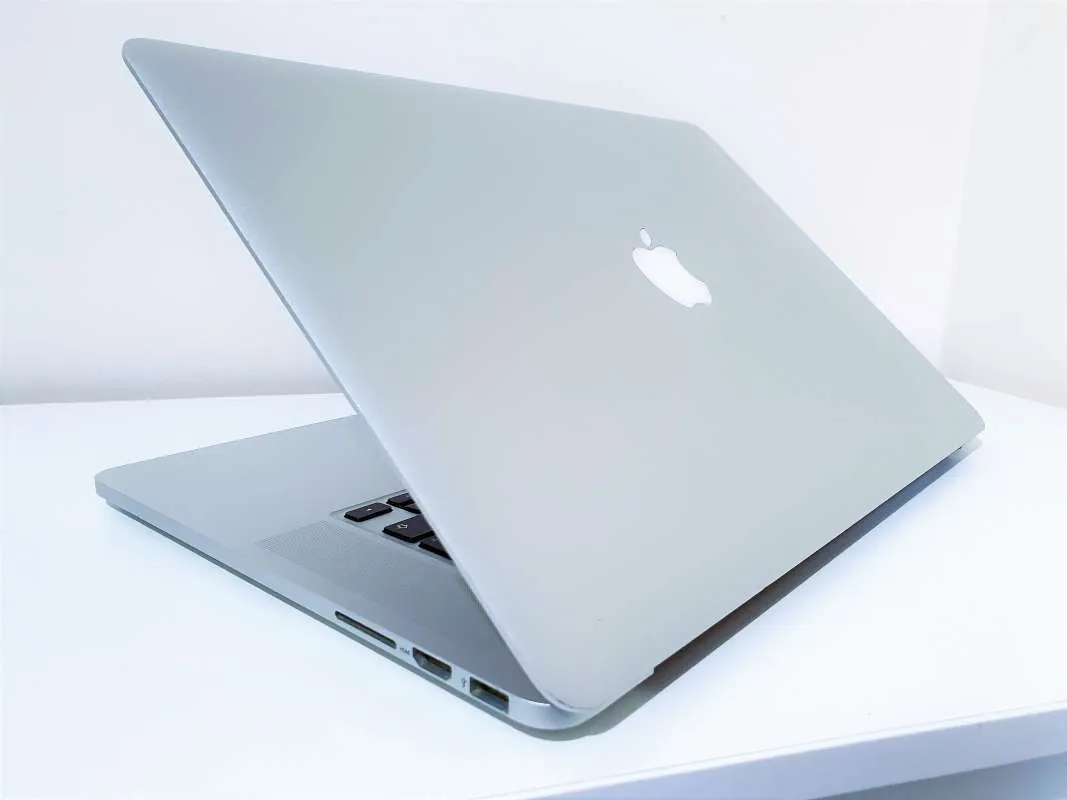 Apple Macbook Pro 15 Laptop – i7 CPU 512GB SSD 16GB RAM